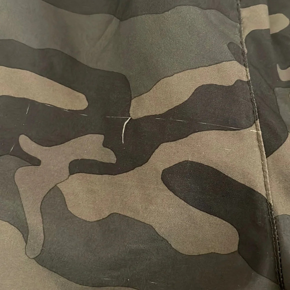 Women’s Old Navy camouflage lined shorts Small - Picture 3 of 4